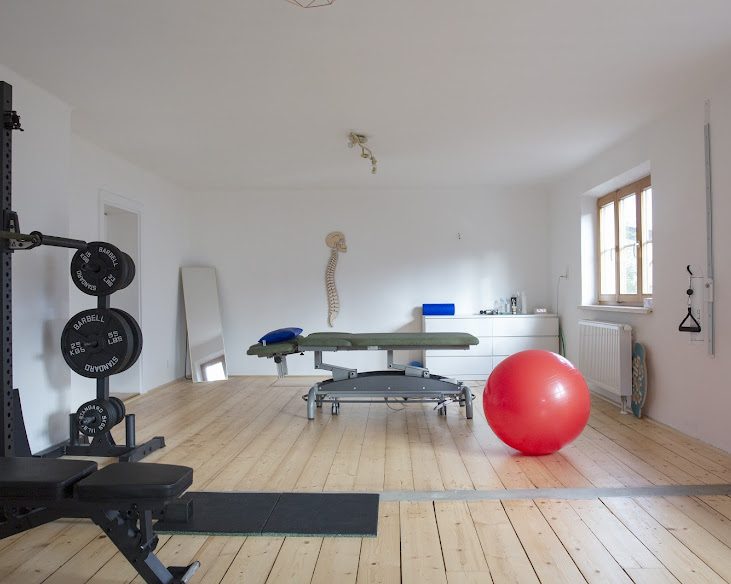Trainings- und Behandlungsbereich der Physiotherapie-Praxis in Hallein