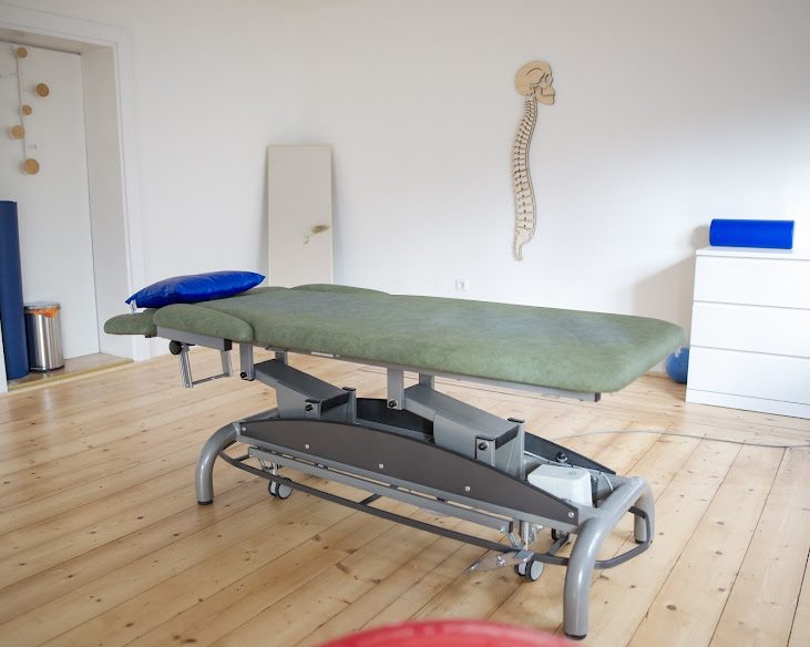 Behandlungsliege in der Physiotherapie-Praxis Hallein